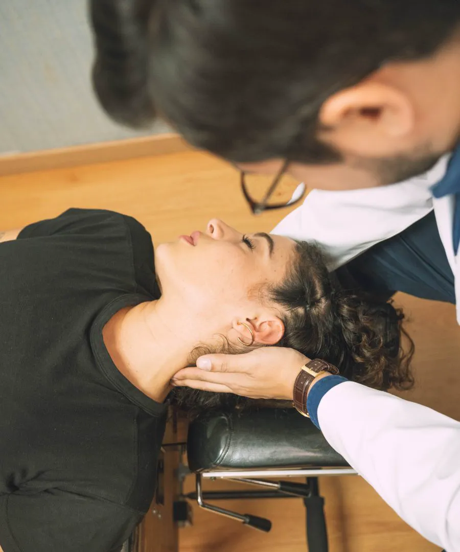 Ajuste cervical sobre la camilla