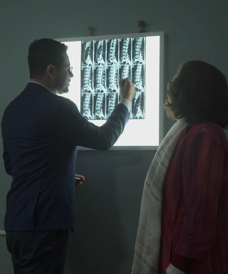 El quiropráctico explicando unas radiografías en el negatoscopio