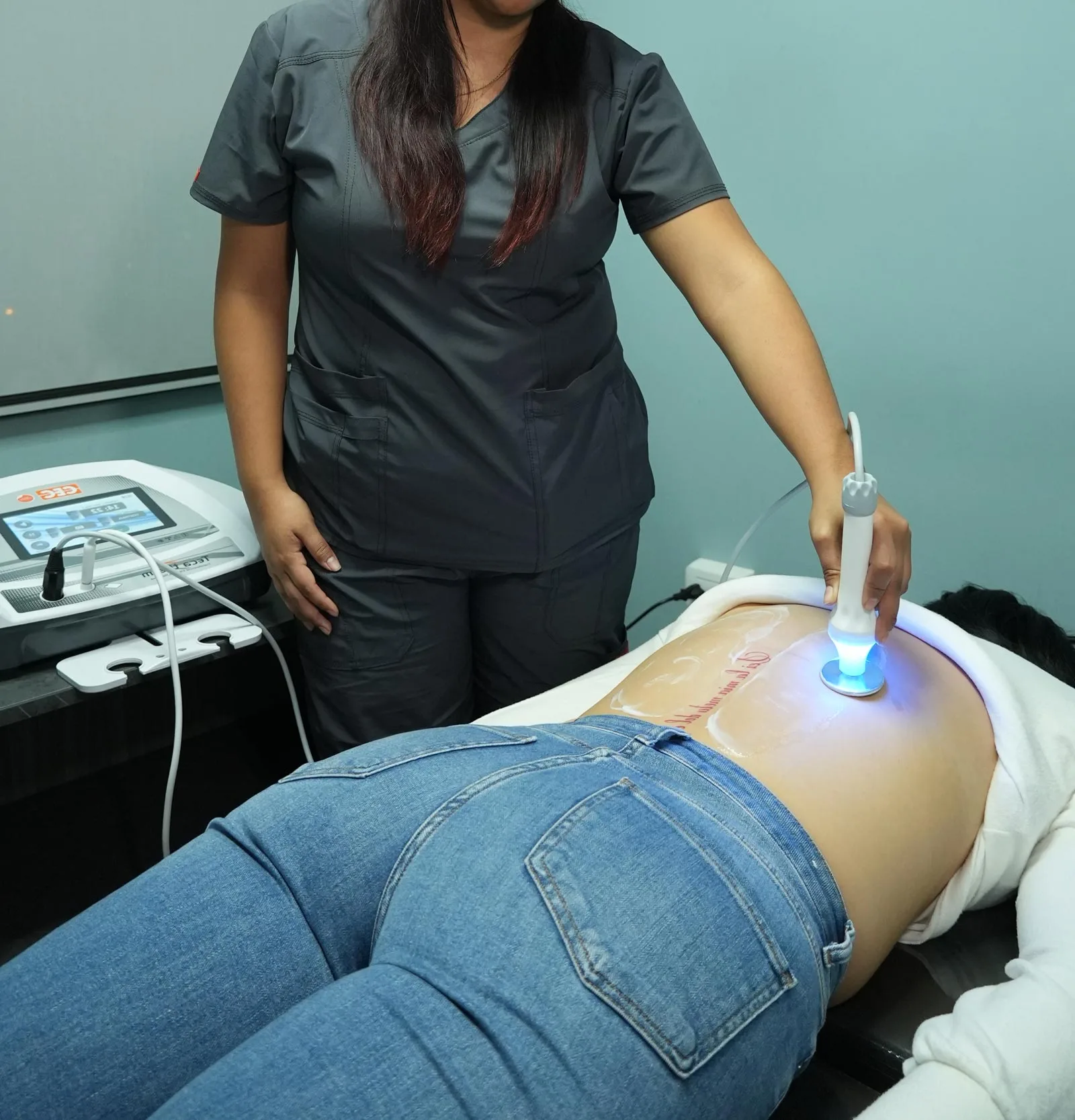 Aplicación de tecarterapia sobre la musculatura lumbar en LIFE