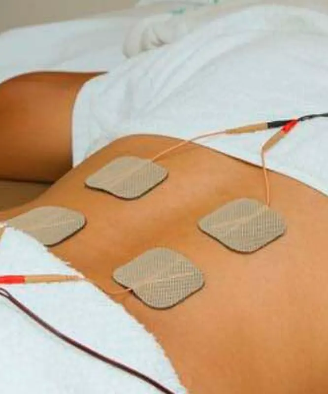 Electrodos colocados sobre la espalda durante una sesión de electroterapia