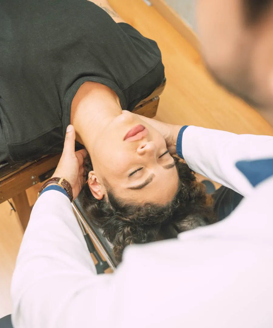 Ajuste cervical con la paciente recostada