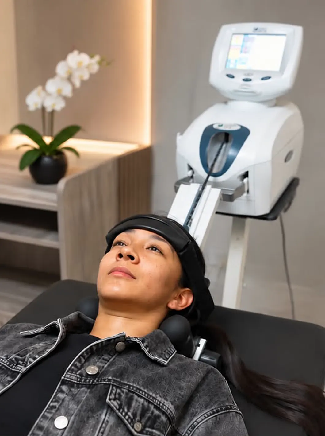 Paciente en sesión de terapia cervical en LIFE