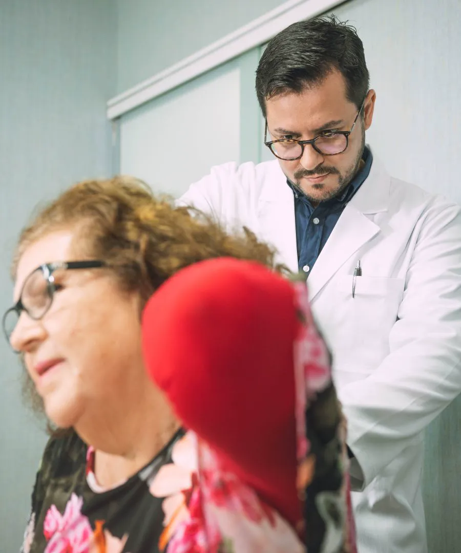 El quiropráctico conversando con una paciente en la consulta