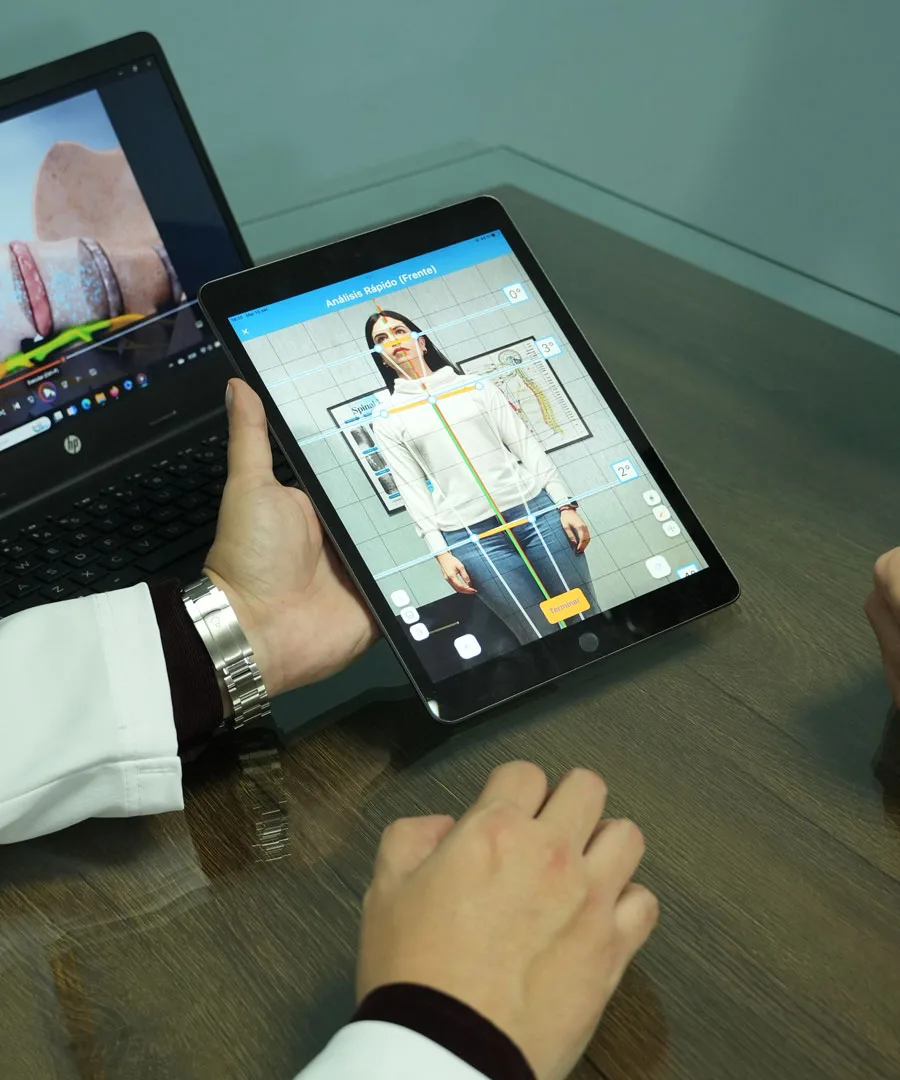 Tablet con el análisis postural de frente, midiendo las desviaciones en grados
