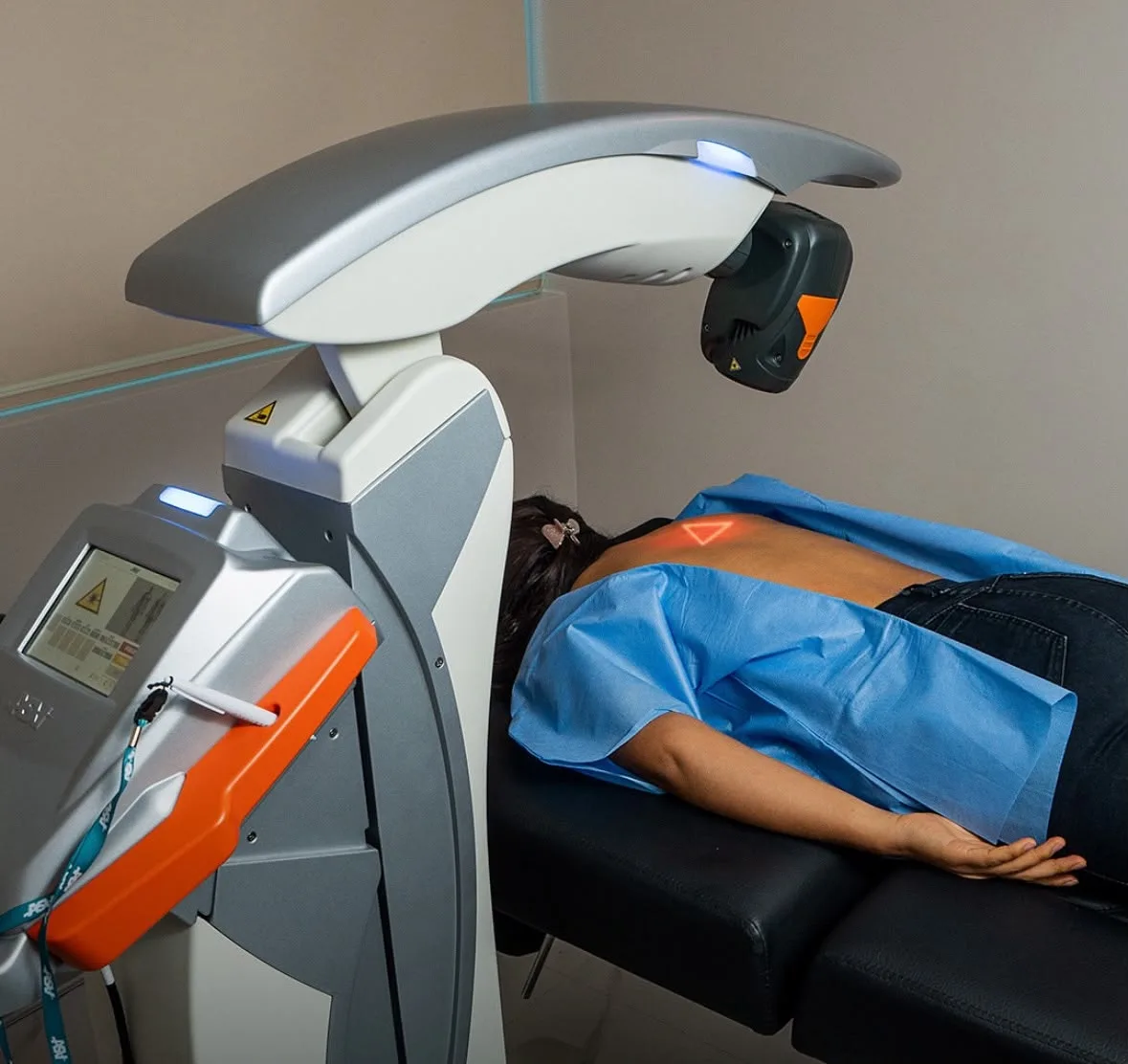 Equipo de láser robótico MLS M8 de ASA Laser en la sala de tratamiento de LIFE